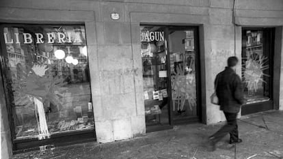 La librería Lagun de San Sebastián, tras el ataque que sufrió por parte de jóvenes radicales que apoyan a ETA el día de Nochebuena de 1996.