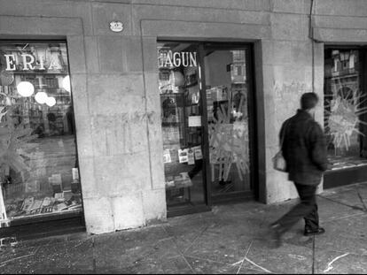 Fachada de la librería Lagun, tras un ataque de 'kale borroka' en la Nochebuena de 1996.