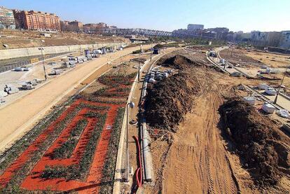 Decenas de jardineros se dedican a arar, alisar y preparar el terreno para plantar los miles de árboles y plantas que poblarán Madrid Río. La cuestión del arbolado ha sido una de las quejas más frecuentes de los vecinos, porque al principio de las obras se arrancaron muchos árboles que hoy no están en el parque.