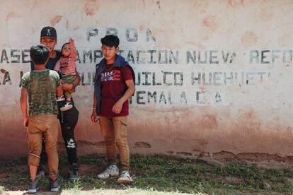 Una familia de Chiapas descansa al exterior de una escuela en Guatemala. El temor aumentó cuando los grupos criminales comenzaron a reclutar a jóvenes de las comunidades y por ello han pedido a las autoridades mexicanas que tomen control de la zona para poder volver a sus hogares.