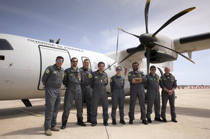 Los miembros de la tripulación del avión de vigilancia ATR-42 de la Guardia di Finanza, junto a la aeronave antes de comenzar el vuelo
