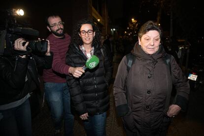 Gabriela Serra i Marta Rovira, a la sortida de la reunió.