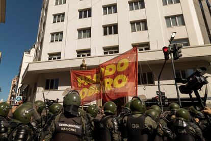 Un cordón de gendarmes intenta impedir el acceso de manifestantes a la vía de tránsito automovilista, como parte de las políticas anunciadas por la ministra de Seguridad, Patricia Bullrich.