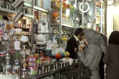 El gran Bazar de Teherán, que cerró el miércoles en protesta contra las políticas económicas del gobierno, volvió a funcionar hoy con normalidad, informó la agencia local de noticias iraní, Mehr. EFE/Archivo