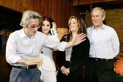 Junichiro Koizumi imita a Elvis ante la viuda y la hija del cantante. Bush observa la escena.