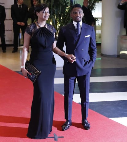 El exjugador del FC Barcelona Samuel Etoo y su esposa Georgette posan a la llegada de la boda de Messi.