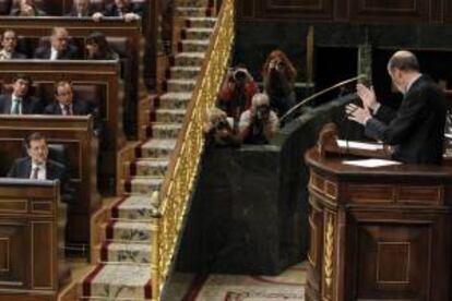 El líder del PSOE, Alfredo Pérez Rubalcaba (d), se dirige al presidente del Gobierno, Mariano Rajoy, durante una intervención en el pleno del Congreso. EFE/Archivo