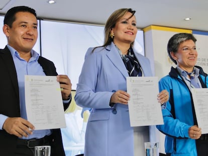 Arturo Luna, ministro de Ciencia, Tecnología e Innovación; Carolina Corcho, ministra de Salud y Claudia López, alcaldesa de Bogotá, durante la firma del memorando de entendimiento para la producción de vacunas en Colombia, en Bogotá, el 10 de abril de 2023.
