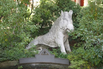 Jabalí, del siglo XVI, situado en el jardín del museo.