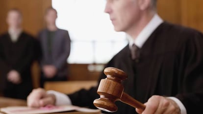 Un juez durante un juicio