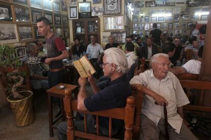 Interior del caf&eacute; Shahbandar, en Bagdad, centro de reuni&oacute;n de intelectuales y artistas.