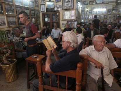 Interior del caf&eacute; Shahbandar, en Bagdad, centro de reuni&oacute;n de intelectuales y artistas.