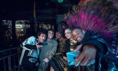Los componentes de Bomba Estéreo y Will Smith se hacen un selfi durante el rodaje del vídeoclip (Imagen publicada en el perfil de Instagram de la banda @bombaestereo)