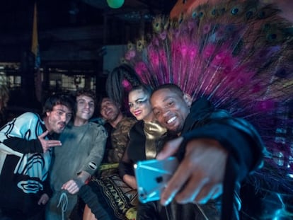 Los componentes de Bomba Est&eacute;reo y Will Smith se hacen un selfi durante el rodaje del v&iacute;deoclip (Imagen publicada en el perfil de Instagram de la banda @bombaestereo)