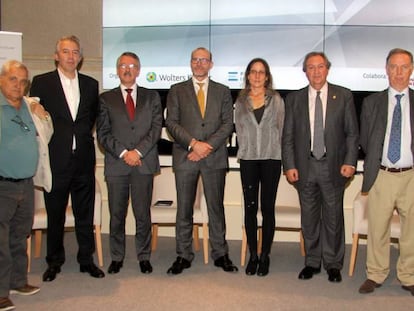 Participantes en el debate sobre el conflicto entre el derecho a la informaci&oacute;n y a la imagen.