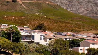 Paneles solares en casas de Ciudad del Cabo.