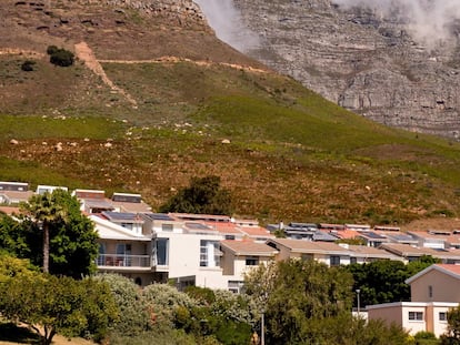 Paneles solares en casas de Ciudad del Cabo.