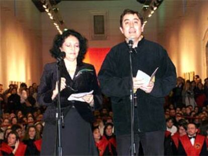 Aitana Alberti, hija de Rafael, y el poeta Luis García Montero, en una lectura celebrada en la Universidad de Granada.