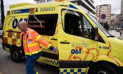 Ambulancia del 061 con pintadas por la huelga que arrancó en Galicia el pasado viernes.