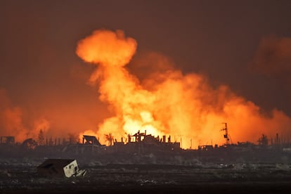 Una explosión en Gaza vista desde el lado israelí de la frontera, este jueves.