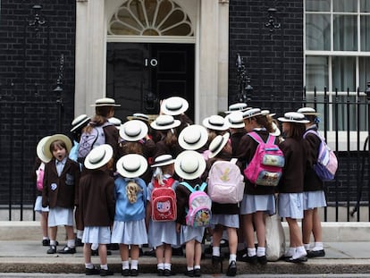 Escolares visitando el n&uacute;mero 10 de Downing Street