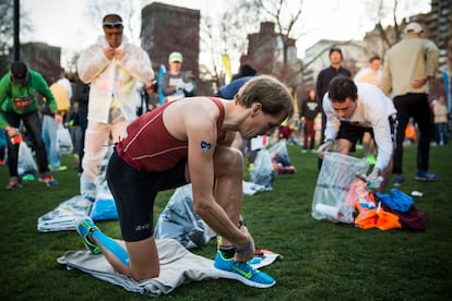 Atletas participantes en la 118 edición del maratón de Boston se preparan para la carrera.