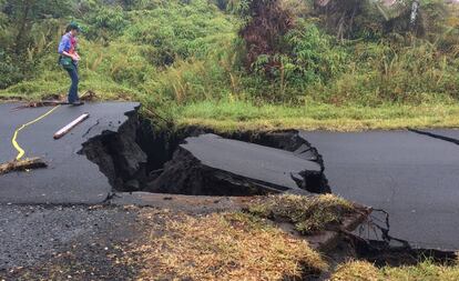 Personal técnico inspecciona una grieta en Leilani tras la erupción del volcán Kilauea (Hawái), el 17 de mayo de 2018.