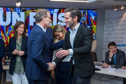 Alberto Núñez Feijóo saluda a Borja Sémper en la reunión de la ejecutiva nacional del PP.   