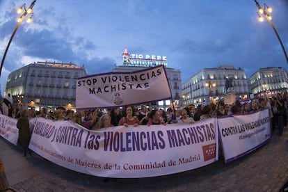 Concentración nocturna convocada por colectivos feministas para reclamar la erradicación de las violencias machistas.