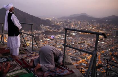 Dos musulmanes rezan en la ciudad saud&iacute; de La Meca, el pasado 16 de enero.