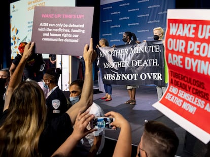 Unos manifestantes protestan con pancartas durante la ceremonia inaugural de la Conferencia Internacional del Sida el 29 de julio en Montreal, Canadá.