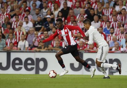 El delantero del Athletic de Bilbao Iñaki Williams ante el defensa del Real Madrid Raphael Varane.