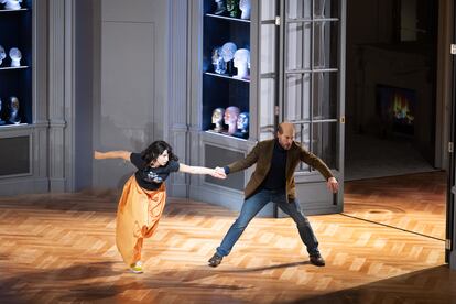 Salomé (Asmik Grigorian) y Jokanaán (Kyle Ketelsen) forcejean en la tercera escena de la ópera.