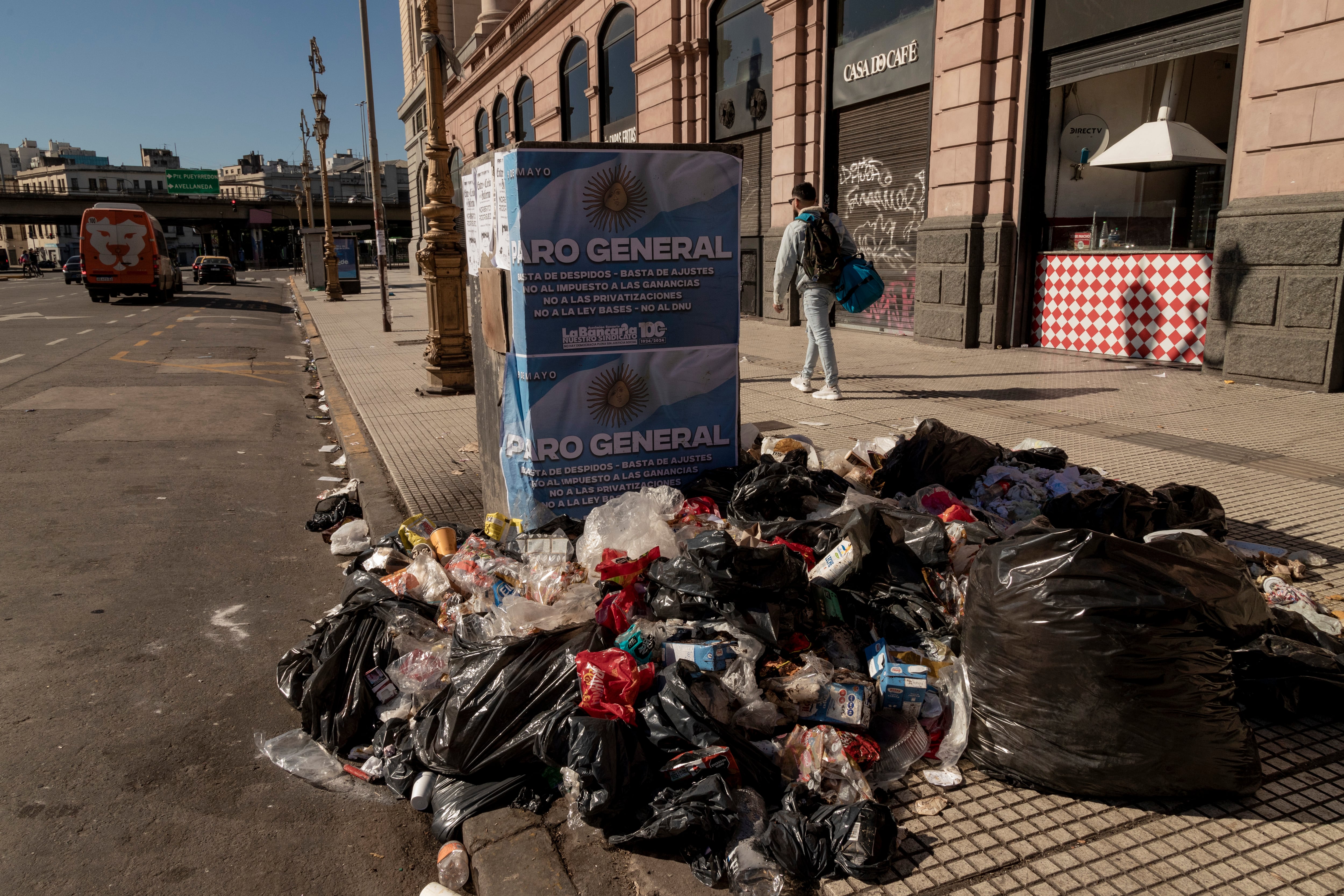Las calles presentan basura sin recolectar durante el paro nacional en Buenos Aires.
