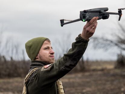 Un soldado ucranio con un dron en las cercanías de Bajmut, el 30 de diciembre de 2022.