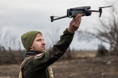 Un militar ucranio sostiene un drone a las afueras de Bajmut, este viernes.