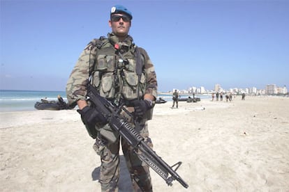 En las fotografías, los militares españoles controlan las posiciones del GPS (Global Positioning System) en una playa al sur de Tiro, donde desembarcarán mañana los 566 soldados españoles.