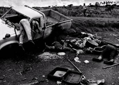 Cadáveres de hombres asesinados cerca de la carretera que une la frontera de Tanzania con Kigali, la capital de Ruanda. (Ruanda, 1994)