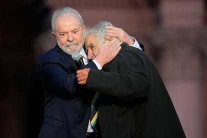 El expresidente brasile?o Luiz Incio Lula da Silva abraza a Jos  Mujica, durante el 38? aniversario del regreso de la democracia en Buenos Aires, Argentina, el viernes 10 de diciembre de 2021. 