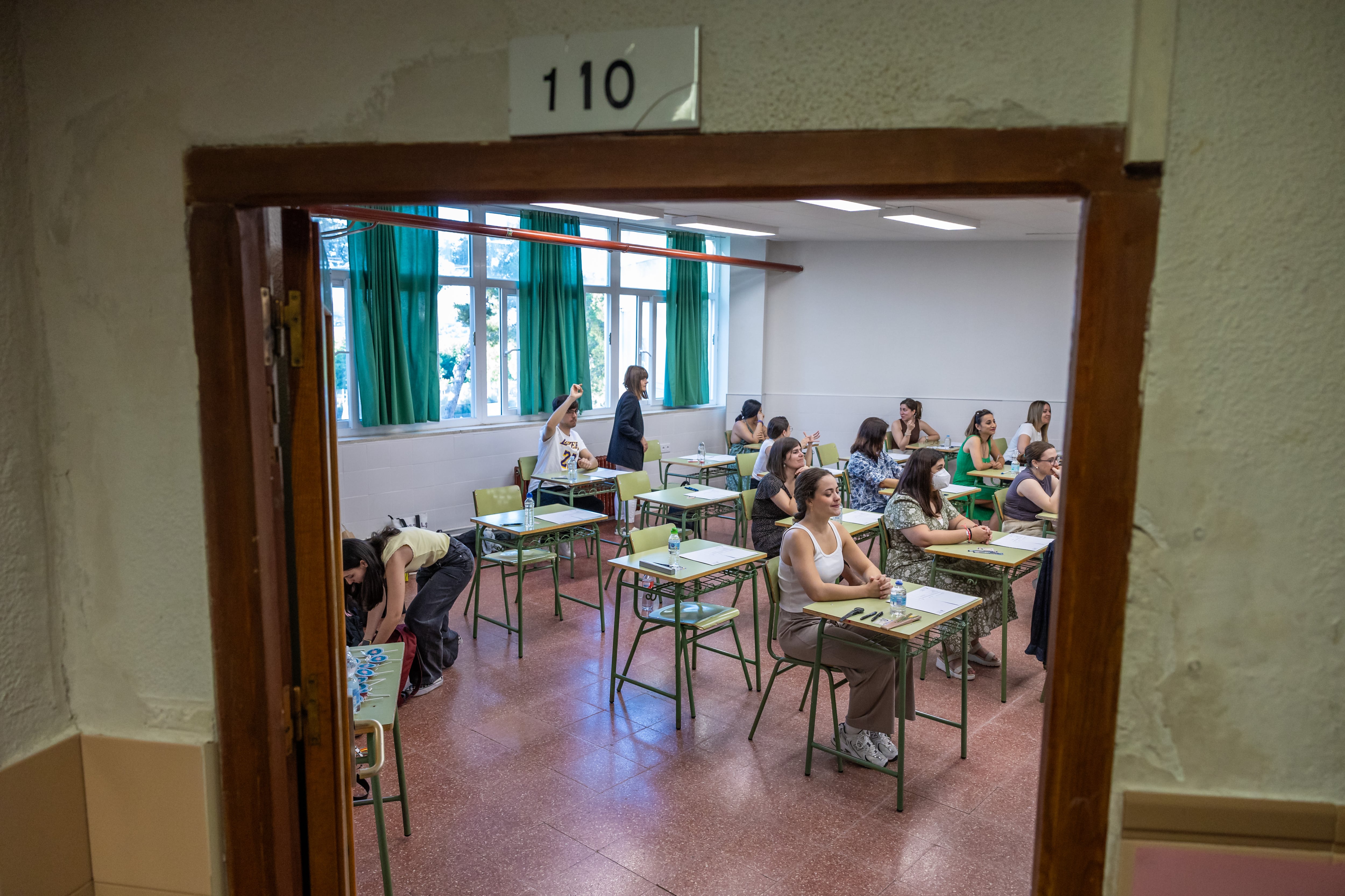  Varias personas esperan al comienzo de su examen del proceso de oposición del Cuerpo de Maestros del año 2024 en Toledo. 