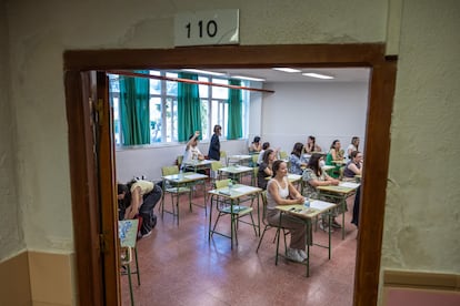  Varias personas esperan al comienzo de su examen del proceso de oposición del Cuerpo de Maestros del año 2024 en Toledo. 