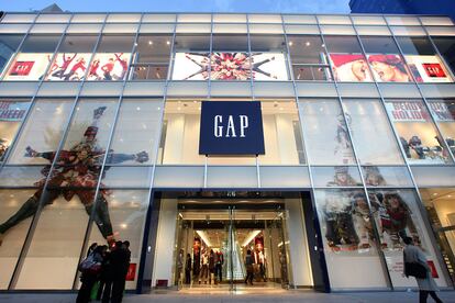 GAP cierra 175 tiendas y anuncia 250 despidos. Corren malos tiempos para la cadena de moda estadounidense. La firma anunció que cerrará una cuarta parte de sus tiendas en América del Norte durante los próximos años y reducirá 250 puestos de trabajo de su sede central, en San Francisco. Con la medida esperan ahorrar 25 millones a partir del año que viene y, según han explicado desde la firma, mejorar su situación y restaurar la enseña.