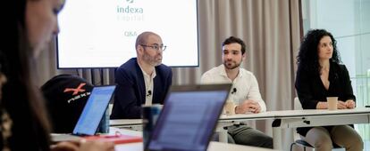 Unai Ansejo (consejero delegado de Indexa Capital), con gafas, junto con otros autores del estudio.