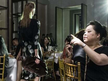 Desfile de la italiana Miu Miu -propiedad de Prada- al que asisten algunos de sus mejores clientes en Shanghái.