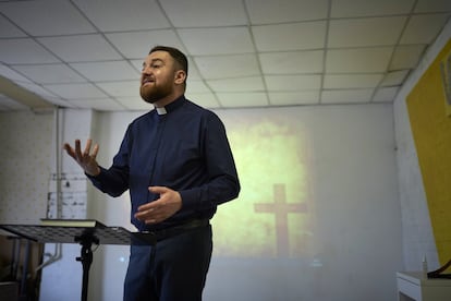 Lo que entre semana acaba con un ping-pong, el domingo empieza con una guitarra, un proyector, canciones religiosas y un largo sermón. Al servicio de hoy han acudido seis jubiladas, una mujer de mediana edad y dos adolescentes. La covid, dice Shutkevych, también ha reducido el número de asistentes en el que no hay hombres.