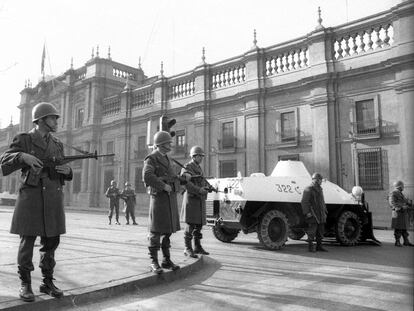 Un grupo de carabineros vigila el palacio de La Moneda, el 11 de septiembre de 1973.