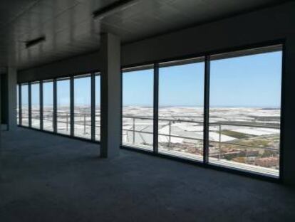 Vista de los invernaderos desde el piso 27 de Torre Laguna (El Ejido).