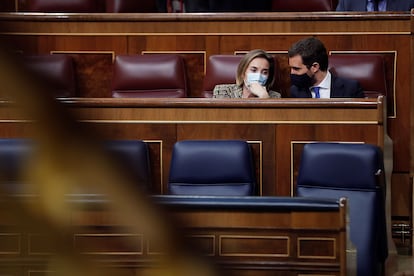 El líder popular Pablo Casado conversa con su portavoz en el Congreso Cuca Gamarra, el 24 de febrero en el Congreso.