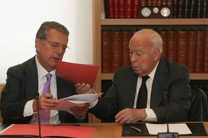 Javier Godó, a la izquierda, y Jesús de Polanco, durante la firma del acuerdo.