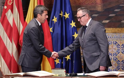 El presidente de la Generalitat, Carlos Mazón, junto al vicepresidente segundo y 'conseller' para la Recuperación Económica y Social, Francisco José Gan Pampols, tras la jura de su cargo este martes en Valencia.